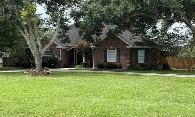 Robertsdale House | Spacious 3BR/3BA Home Near Gulf Shores/Orange Beach Gorgeous Outdoor Space