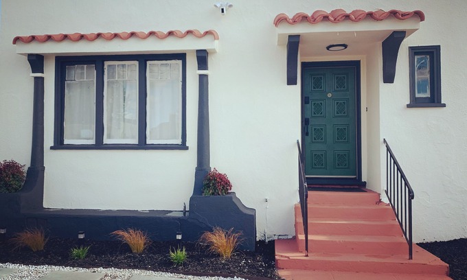 Oakland House | Spacious 3BR Home + Private 2BR Guest house – Ideal for Groups