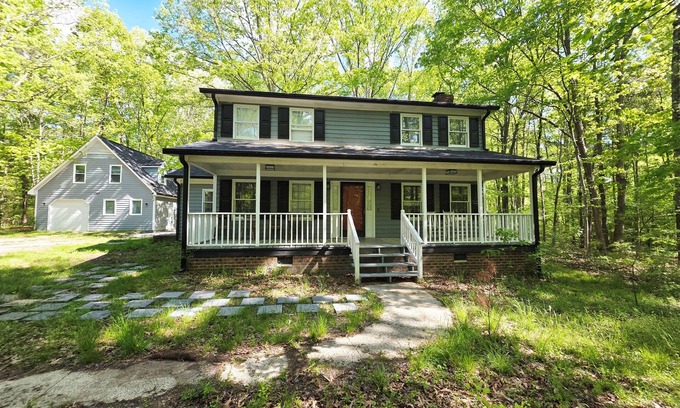 McCain House | Spacious 3BR Retreat – Split-King Beds near UNC