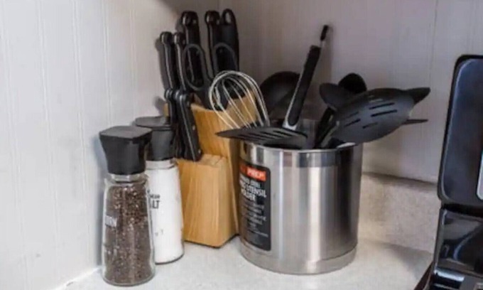 Waukegan House | Spacious 4 Bed Retreat W/back Porch and large Primary, Near Navy Base!