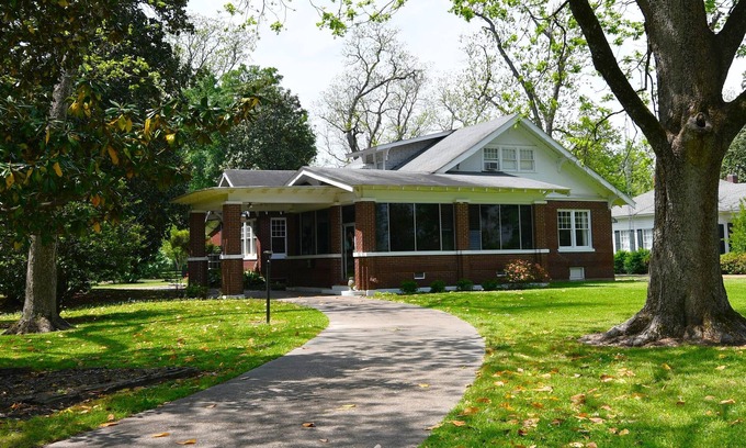 Lake Providence House | Spacious 4-bedroom house with WiFi and lake views in historic Lake Providence