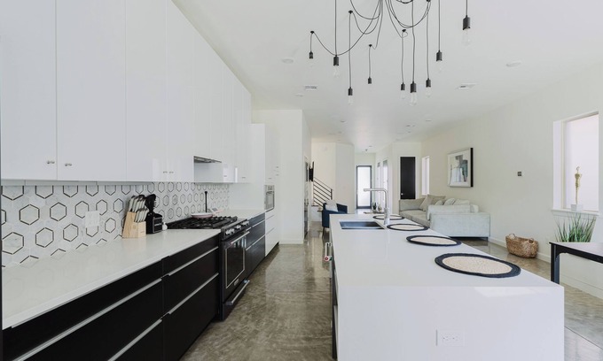 Midtown House | Spacious 4-bedroom house near PAYCOM Oklahoma City with balcony views of OKC