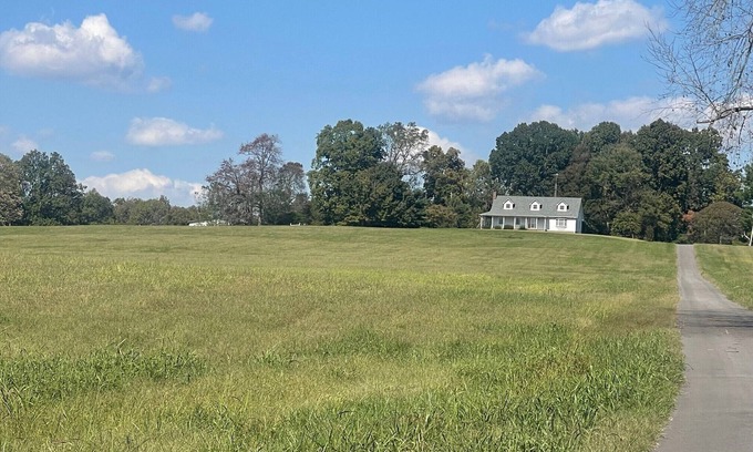 Hestand House | Spacious 4-bedroom and 2-bath house with HVAC and Wi-Fi in Tompkinsville, KY.
