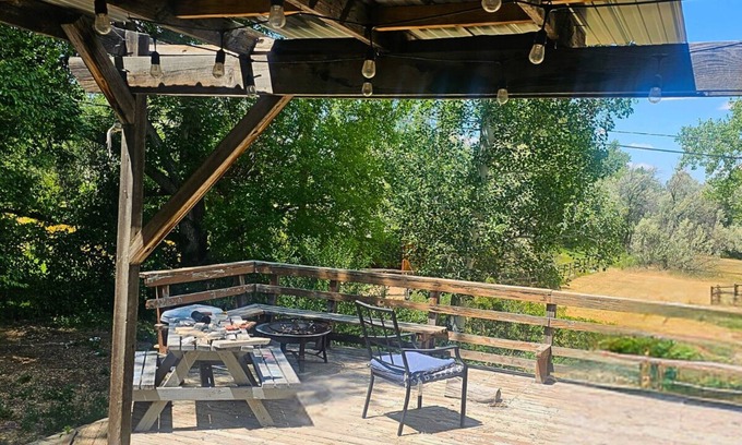 Riverton House | Spacious 4-bedroom charming Western Ranch Style Haven with WiFi and AC