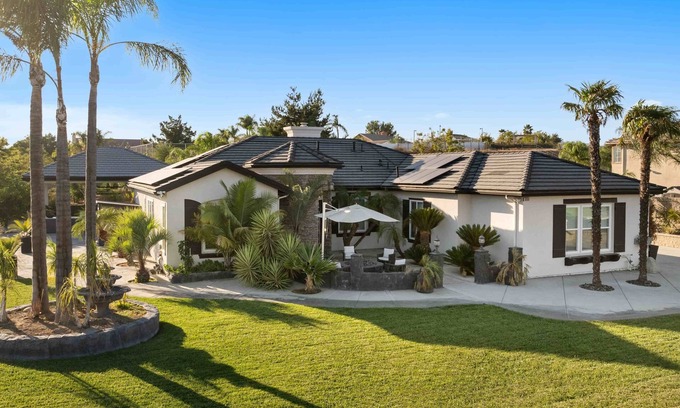 Riverside House | Spacious 4-bedroom house in delightful Riverside with WiFi, AC