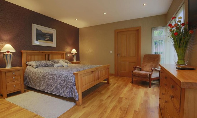 Enniskillen House | Spacious 4 Bedroom Home - 5 min walk to town