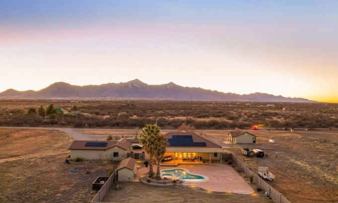 Sierra Vista Southeast House | Spacious 4-bedroom house in lovely Hereford with AC, WiFi