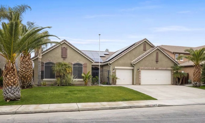 Greenacres House | Spacious 4-bedroom house with pool & juccuzzi Bakersfield