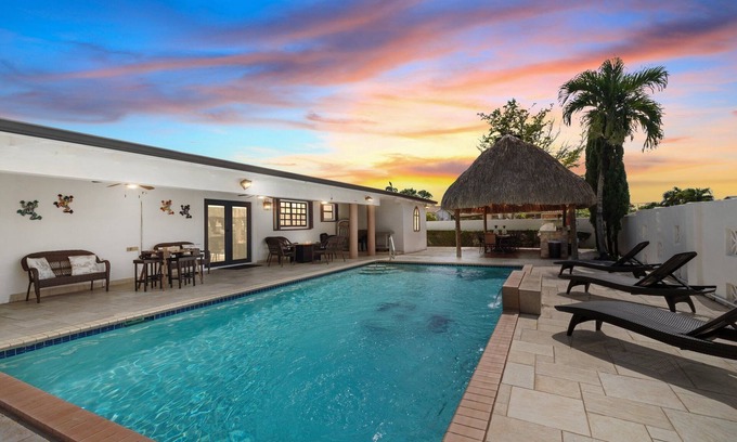 Hialeah House | Spacious 4 Bedroom Vacation Home With Pool