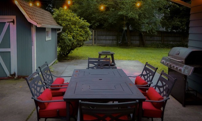 Chesterton House | Spacious 4 BR 10 mins to 🏝 Near Chicago Sleeps 12