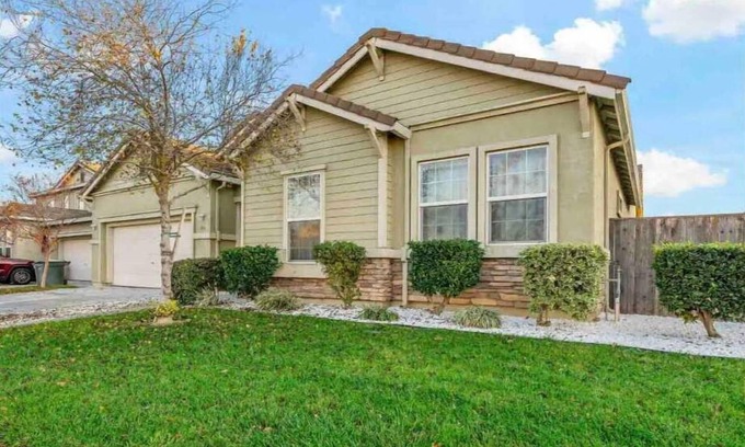 Merced House | Spacious 4 BR home-Near UC Merced- quit neighborhd
