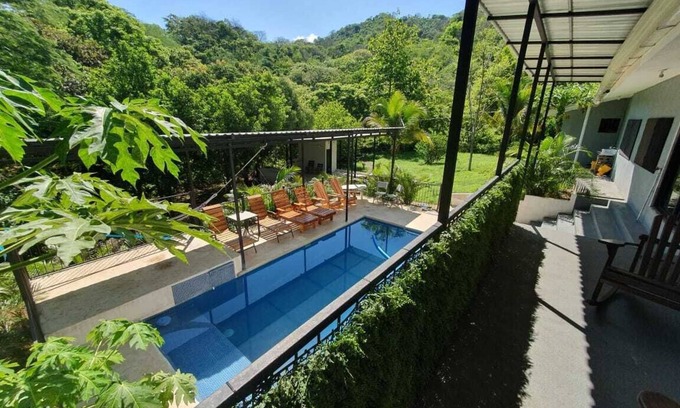 Veintisiete de Abril House | Spacious 4-bedroom house with Pool AC & WiFi in delightful Veintisiete de Abril