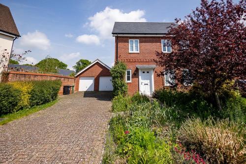 Romsey House | Spacious 4BD Home with Patio garden, BBQ & Parking