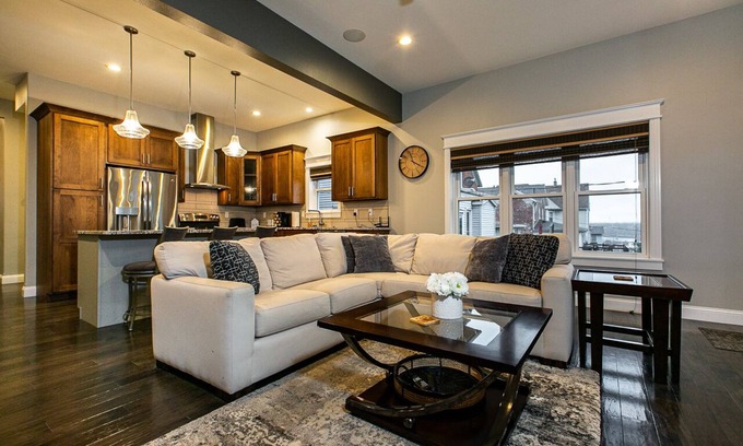 Dubuque House | Spacious 4BR Bluff-Top Townhome Steps from Fenelon Elevator & Downtown