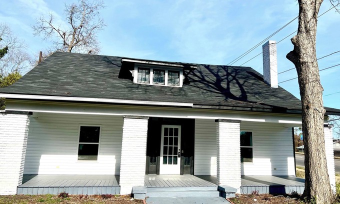 Clanton House | Spacious 4BR Downtown Clanton Retreat Walk to Shops & Dining, Sleeps 12