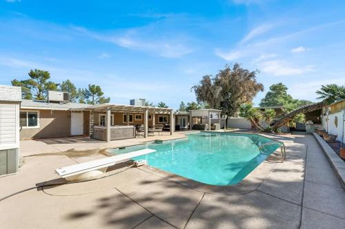 Enterprise House | Spacious 4BR plus Den with Pool, Jacuzzi, BBQ, Near Strip