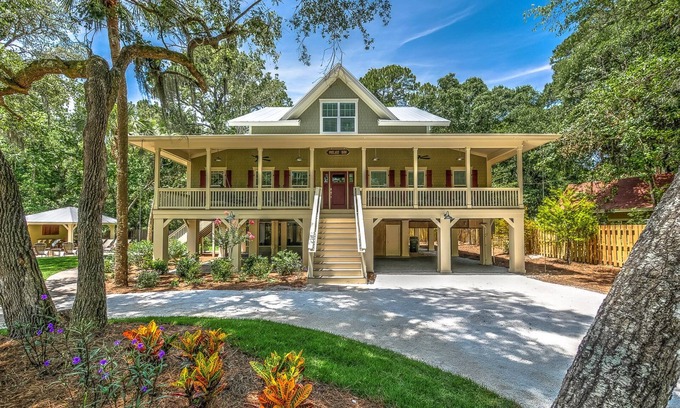 Oceanside House | Spacious 5 bed Cottage with Private Pool and Hot Tub, 5 min walk to beach