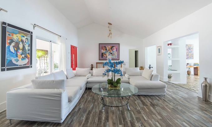 Guayacanes Villa | Spacious 5-bedroom villa in delightful Playa Juan Dolio with AC, WiFi