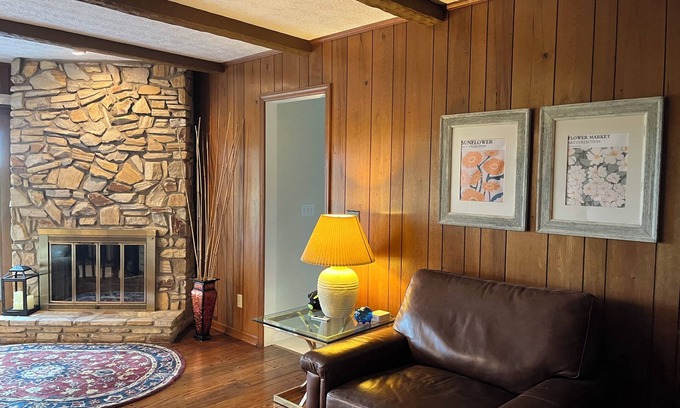 Dublin Other | Spacious 5-bed farmhouse w/Pool Table, Table Tennis Close to Columbus Zoo