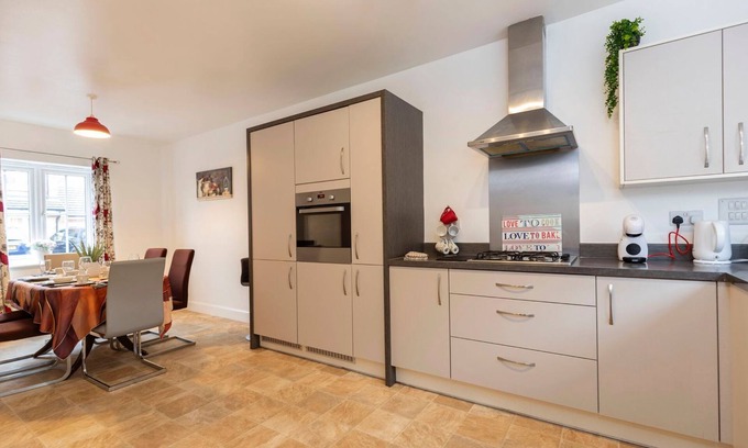 Middlesbrough House | Spacious 5-Bedroom Family Home with Modern Amenities