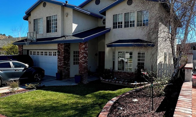 Santa Clarita House | Spacious 5-bedroom house in marvelous Santa Clarita with spectacular view.