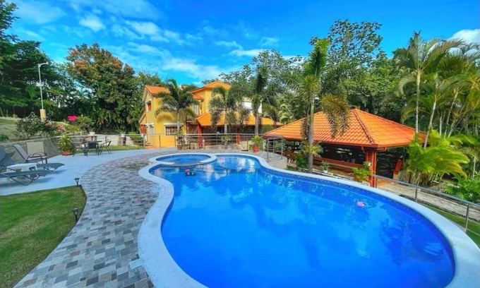 Jarabacoa House | Spacious 5-bedroom estate in awesome Jarabacoa with WiFi, AC