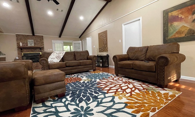 Moscow House | Spacious 5-bedroom house in welcoming Pine Bluff with WiFi, AC