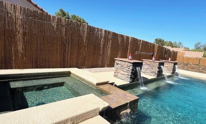 Paradise House | Spacious 5-bedroom house with 8 beds, The best Pool and 10mins from The Strip!