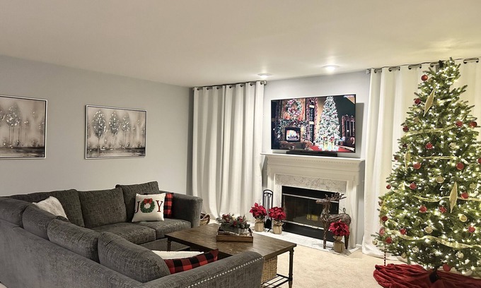 York House | Spacious 5 bedroom home with large deck and hot tub