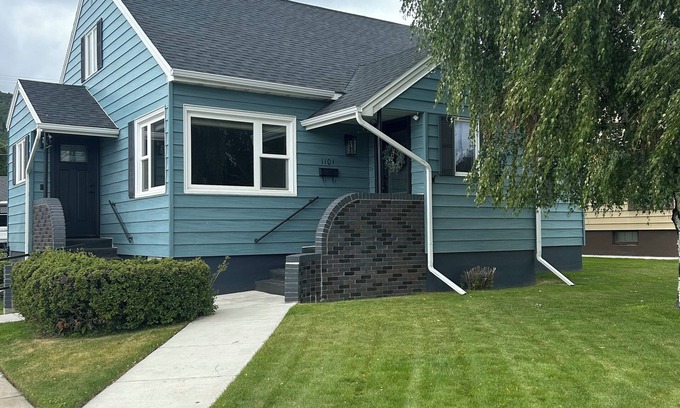 Anaconda House | Spacious 5-bedroom house in beautiful Anaconda with Salt water Hot Tub