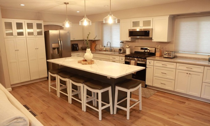 Plymouth House | Spacious 5-bedroom house in Plymouth, Near Medicine lake and Downtown. AC WiFi
