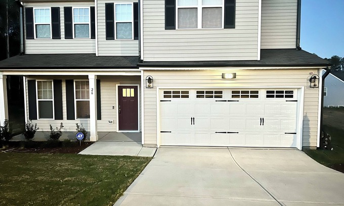 Clayton House | Spacious 5-bedroom house in serene Clayton with, fitness room, WiFi, Pool Access