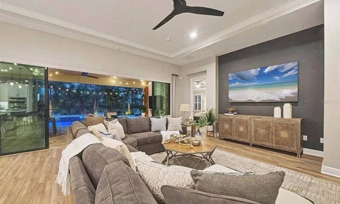 Parrish House | Spacious 5-bedroom house with WiFi and AC in charming Parrish