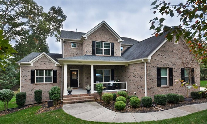Durham House | Spacious 5 Bedroom House, Walk to the Eno River & Trails, 10 min from Duke/RTP