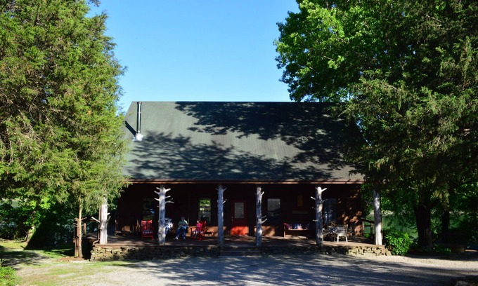Flippin Cabin | Spacious 5-bedroom lodge in Flippin Ar, on the beautiful White River.