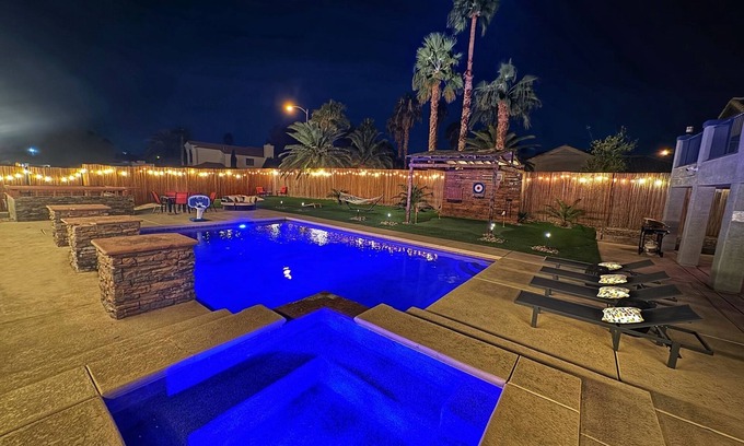 Paradise House | Spacious 5-bedroom villa with 8 beds and Large Pool/Spa in brilliant Las Vegas