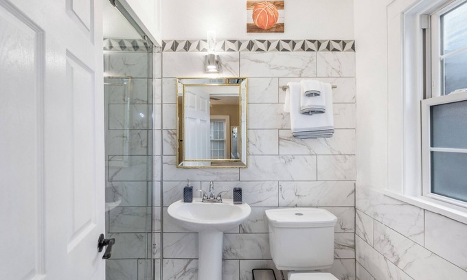 East Memphis House | Spacious 5 BR/3 Bath Midtown Home - Near Zoo and Liberty Bowl