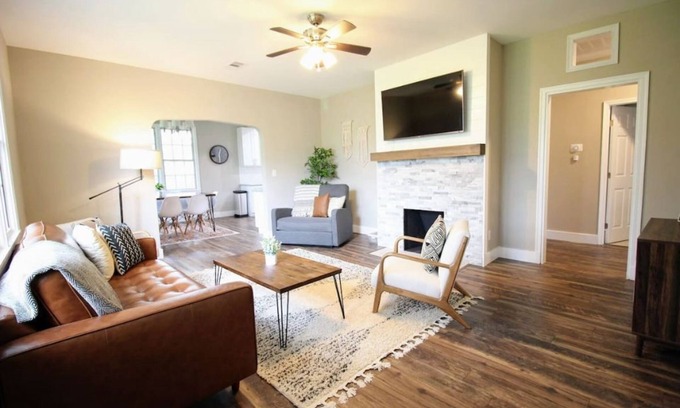 Warrington House | Spacious 5BR home. 10 min to NAS. 20 min to beach