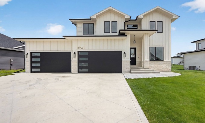 Waukee House | Spacious 6 bed home minutes from Palms Theater, shops and restaurants.