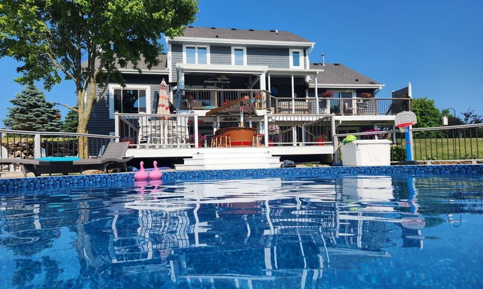 Hartford House | Spacious 6-bedroom 4 bathroom house in marvelous Hartford with pool and hot tub!