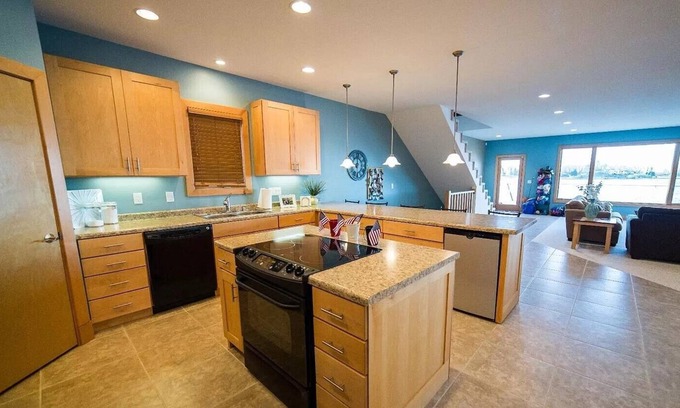 Ventura House | Spacious 6 Bedroom Lake Front Home with Beautiful Lake Views!