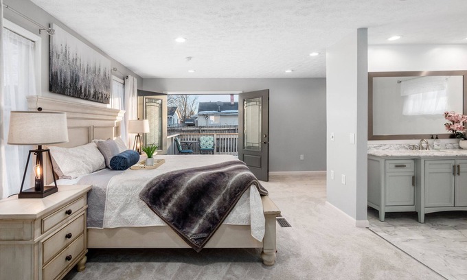 West Columbus House | Spacious 6-Bedroom Masterpiece Newly Renovated and ready for Large/Any Group