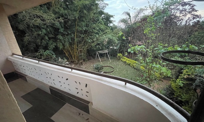 Nairobi House | Spacious 6 Bedroom Villa With Private Garden & Swimming Pool