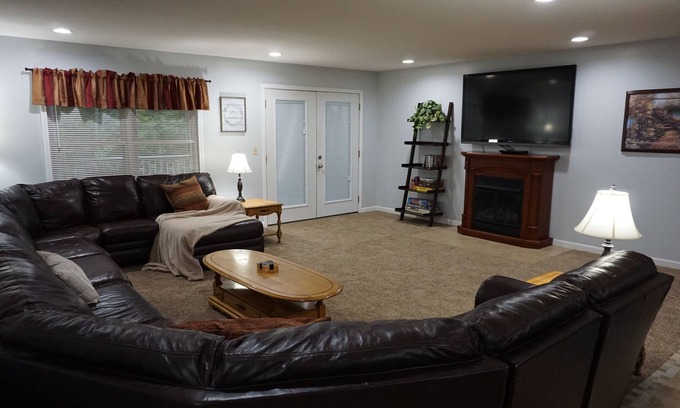 Almo House | Spacious 6 bedrooms, 3 bath, with 2 full kitchen and washer & dryer Cabin