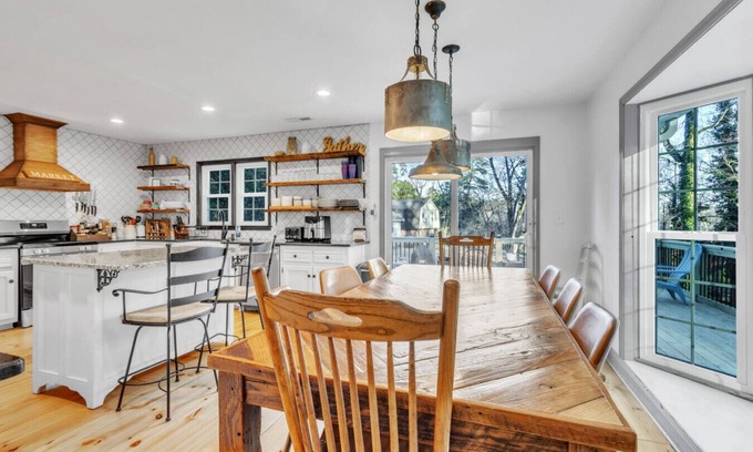 Greenville - Spartanburg House | Spacious 6BR/10Bed~Pet & Family Friendly + HOT TUB