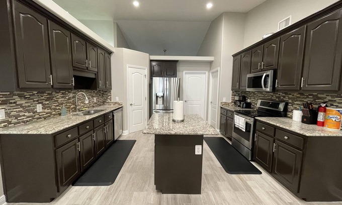 Northwest Pensacola House | Spacious 6BR Home Perfect for Large Family Getaway