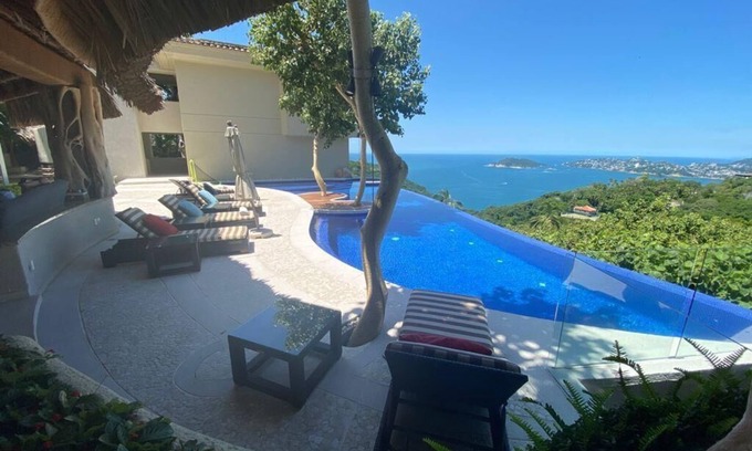Las Brisas House | Spacious 7-bedroom house in enjoyable Acapulco with AC, amazing view, Las Brisas
