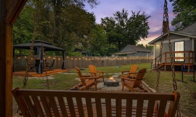 East Midtown House | Spacious 7 bed duplex with two firepits & pool table, 10 minutes from Beale St.