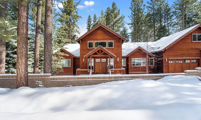 South Lake Tahoe House | Spacious 7-bedroom estate with hot tube and WiFi in delightful Lake Tahoe