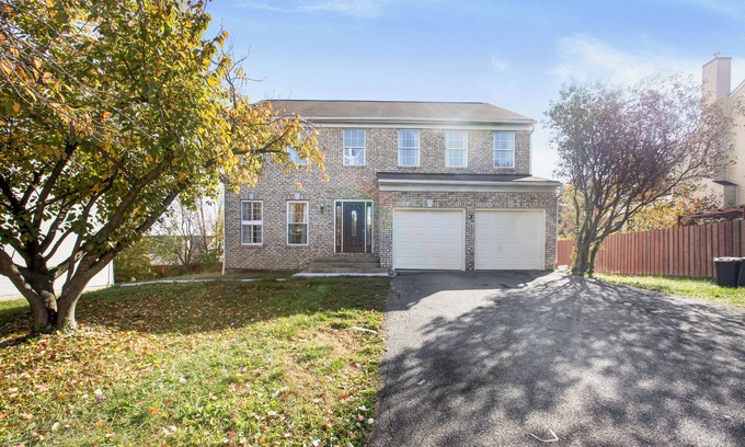 Adelphi House | Spacious 7-bedroom house with WiFi, AC, and Streaming Services in Silver Spring